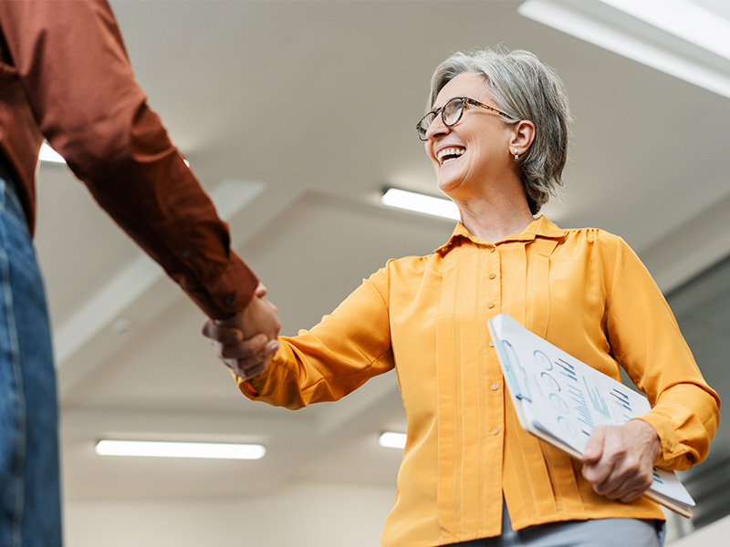 two people exchanging ideas with a light bulb above representing innovation and collaboration tips for 11 strategies